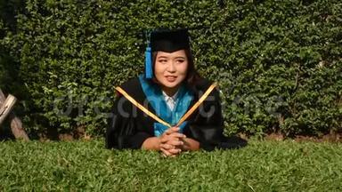 泰国女学生穿<strong>硕士</strong>学位毕业礼服，摆姿势和肖像